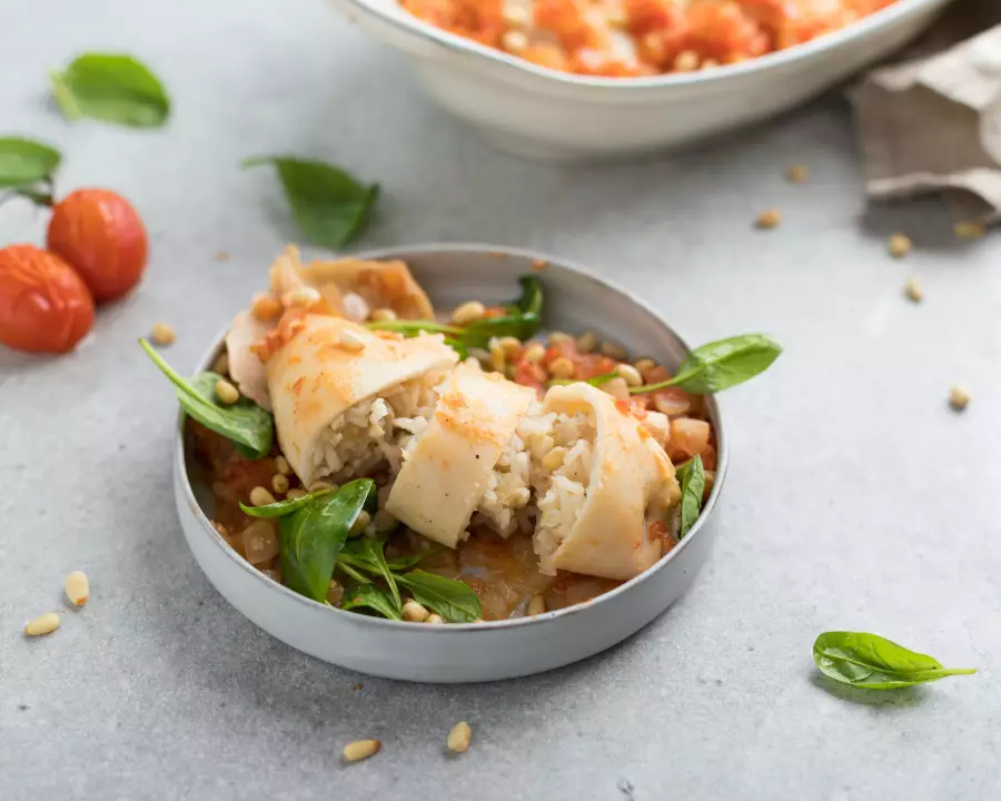 Готовое блюдо фаршированные кальмары с орехами и рисом