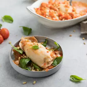 Фаршированные кальмары с орехами и рисом
