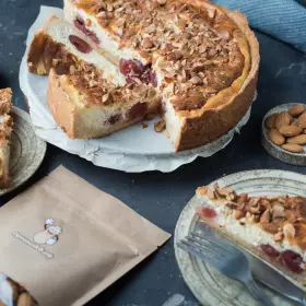 Творожный пирог с черешней и орехами