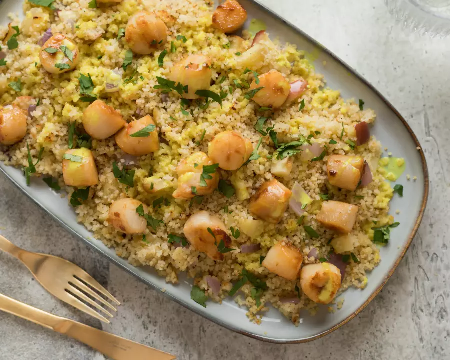 Готовое блюдо кускус с морскими гребешками