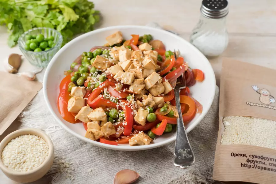 Готовое блюдо жареный тофу с кунжутом и овощами