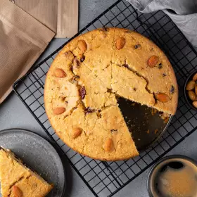 Кукурузный хлеб с вяленой клюквой и орехами