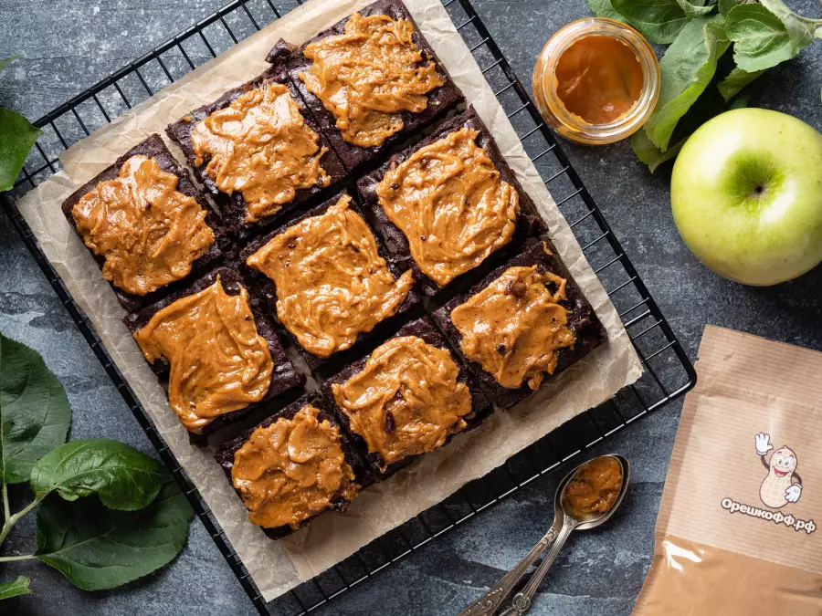 Готовое блюдо шоколадный брауни с финиками, карамелью и корицей