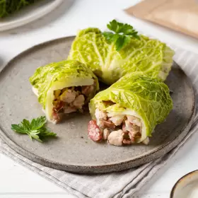 Голубцы с индейкой, охотничьими колбасками и миндалём