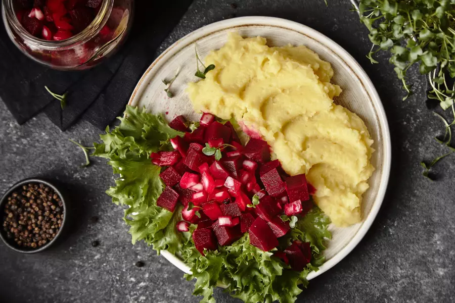 Готовое блюдо маринованная свёкла с чёрным перцем и зёрнами горчицы