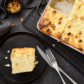 Сладкая запеканка из лапши с изюмом и творогом