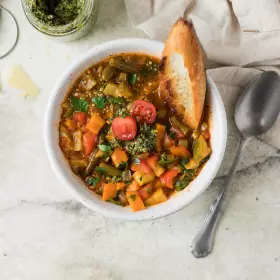 Минестроне с зелёной фасолью и песто