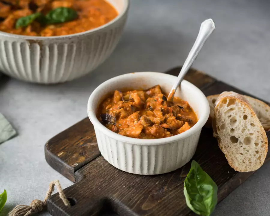 Овощное рагу с изюмом и орехами