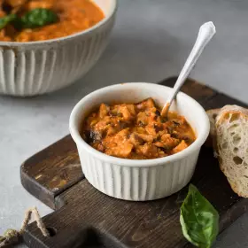 Овощное рагу с изюмом и орехами