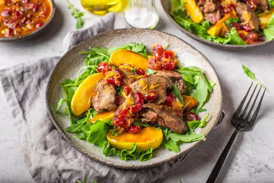 Готовое блюдо салат с куриной печенью и вяленой клюквой
