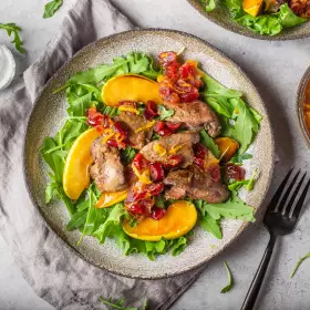 Салат с куриной печенью и вяленой клюквой