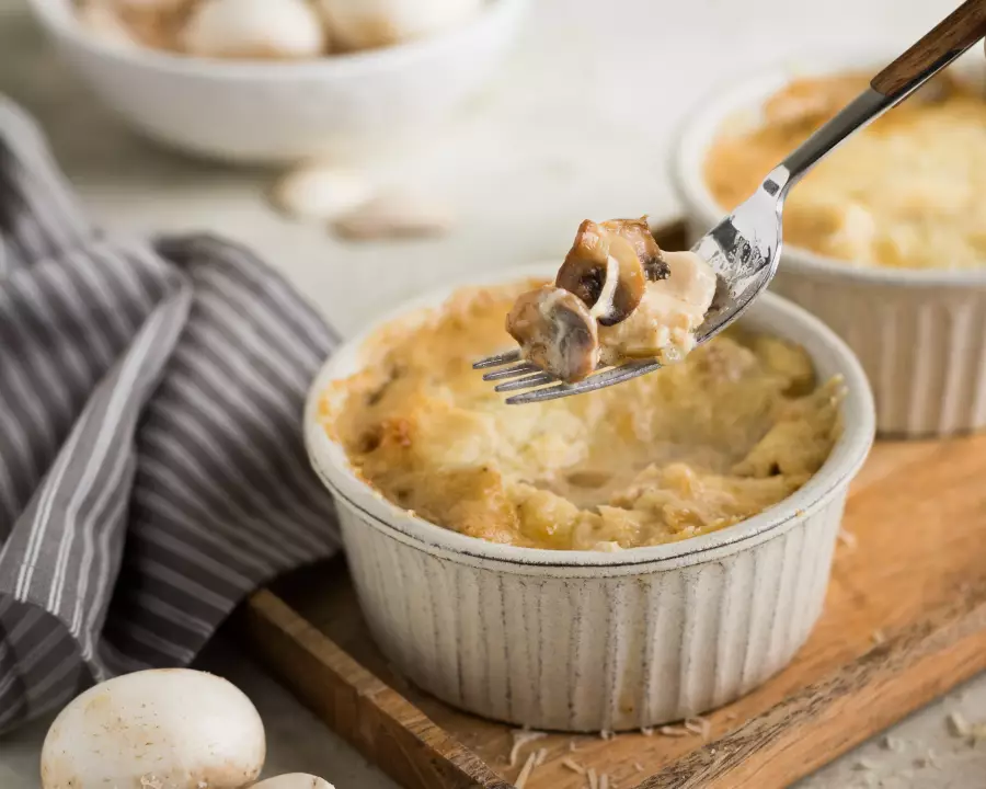 Готовое блюдо классический жульен с грибами и курицей