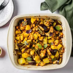 Картофель с баклажанами, нутом и фасолью в томатном соусе