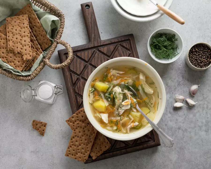 Готовое блюдо щи из свежей капусты с курицей
