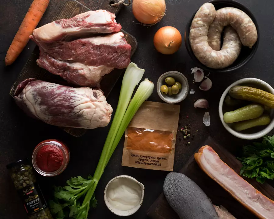 Ингредиенты для рецепта суп солянка сборная мясная классическая