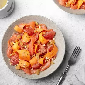 Салат из моркови с лососем и миндалём