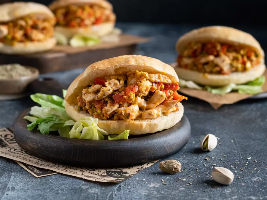 Фокачча с курицей и фисташками