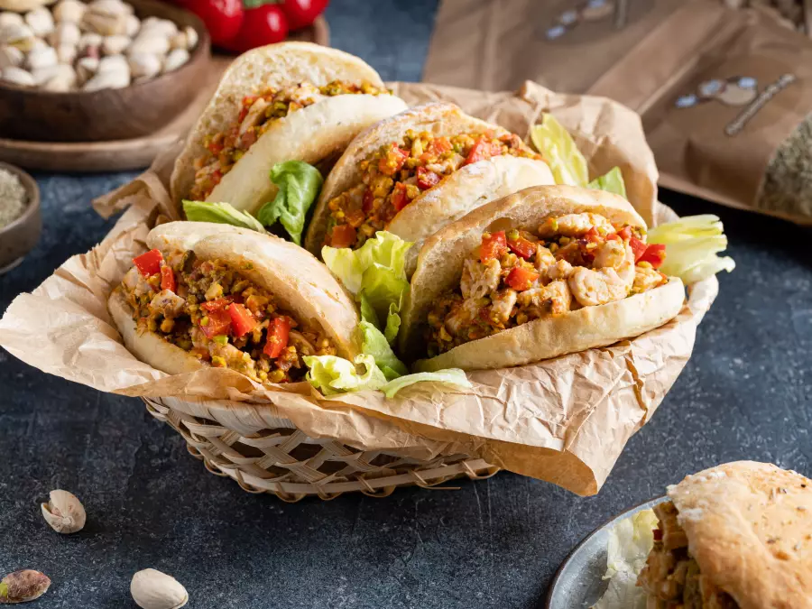 Готовое блюдо фокачча с курицей и фисташками