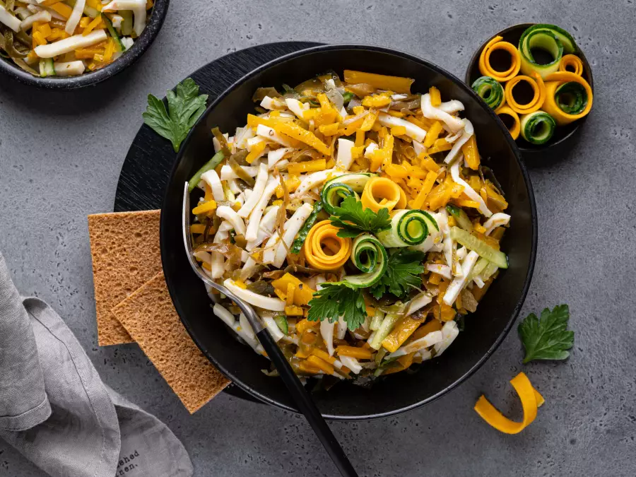 Салат с кальмарами, морской капустой и тыквой