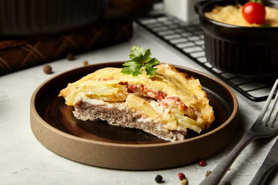 Готовое блюдо мясо по-французски из свинины