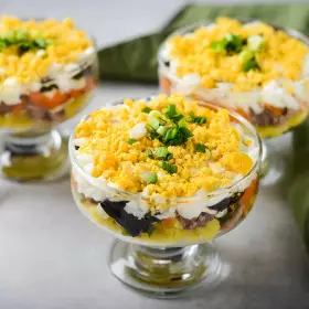 Салат из печени трески с черносливом