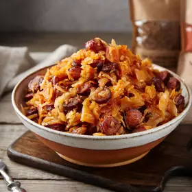 Тушёная квашеная капуста с колбасками