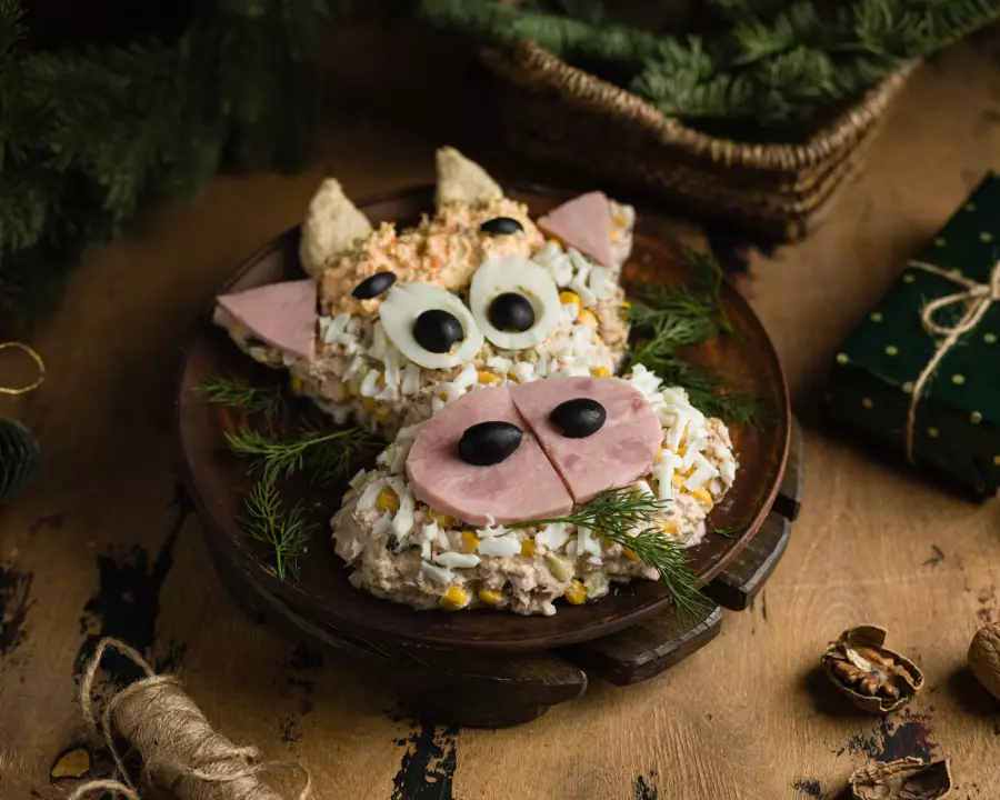Готовое блюдо салат с тунцом, кукурузой и огурцом