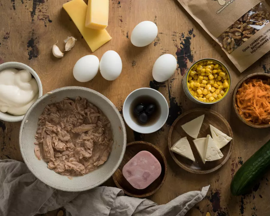 Ингредиенты для рецепта салат с тунцом, кукурузой и огурцом