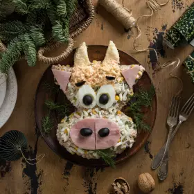 Салат с тунцом, кукурузой и огурцом