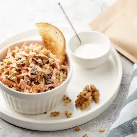 Салат из моркови, чернослива и грецкого ореха