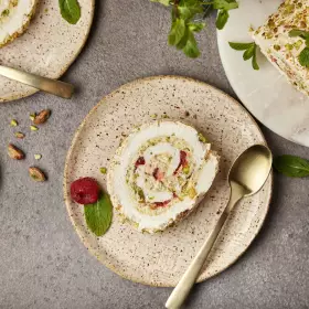Меренговый рулет с фисташками