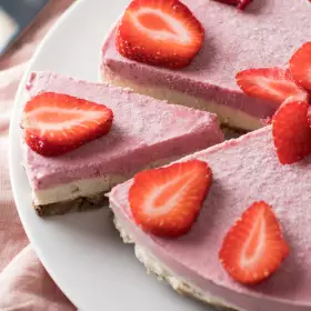 Клубничный торт с кешью