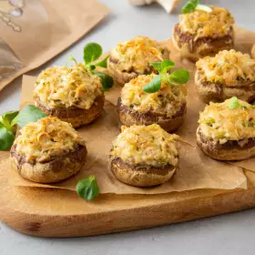 Грибы фаршированные с тунцом