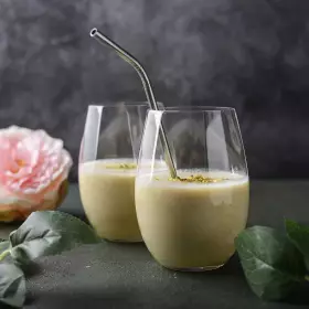Молочный коктейль с орехами и сухофруктами
