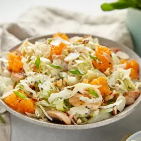 Салат с курицей, листьями салата и орехами