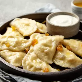 Вареники с творогом и изюмом