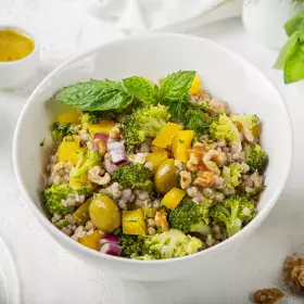 Салат с зелёной гречкой