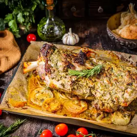 Запечённая баранья лопатка с травами