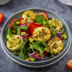 Салат с запечённым сыром, клубникой и фисташками