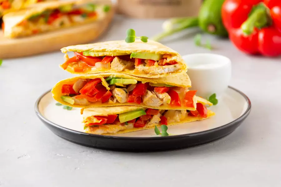 Готовое блюдо кесадилья с курицей и авокадо
