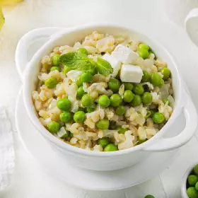 Перловая каша с фетой, горошком и мятой