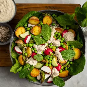 Салат с картофелем, спаржей и редисом