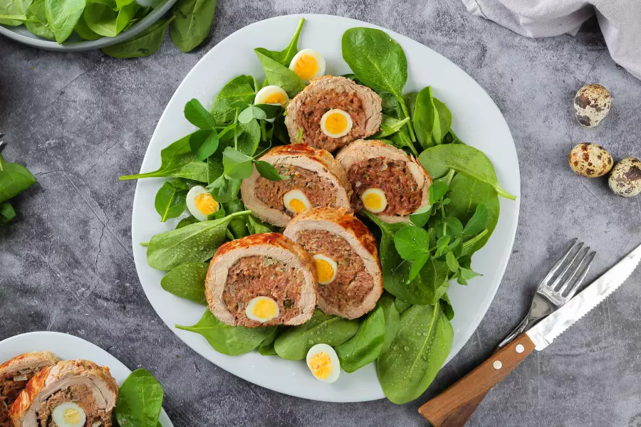 Готовое блюдо мясной рулет с яйцом