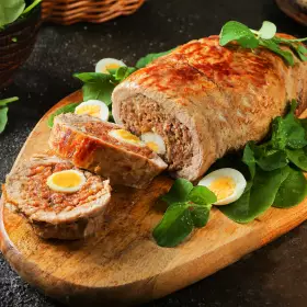 Мясной рулет с яйцом