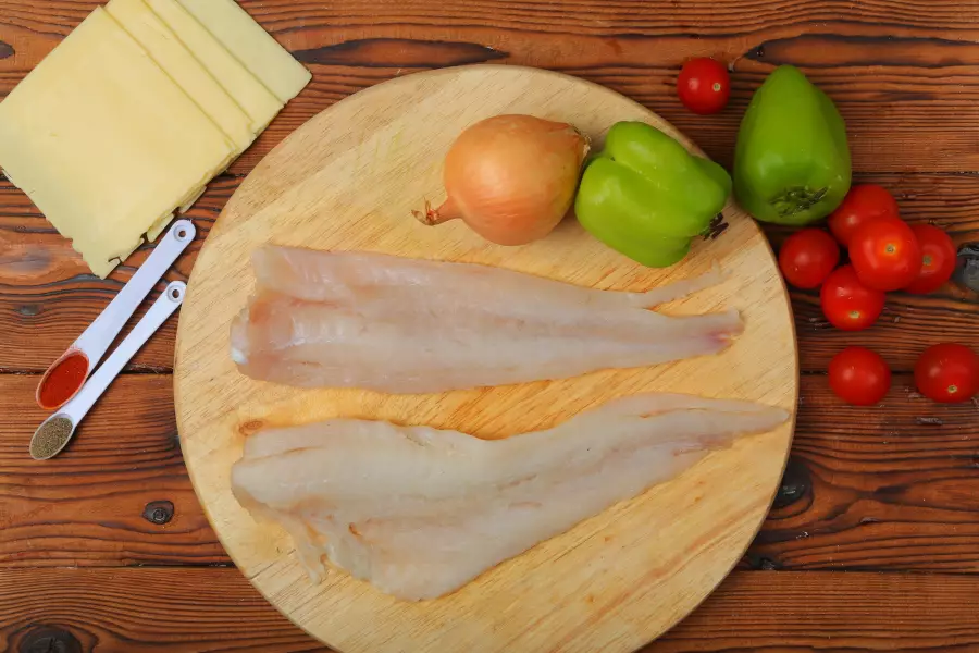 Ингредиенты для рецепта минтай в духовке с овощами и сыром