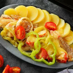 Минтай в духовке с овощами и сыром