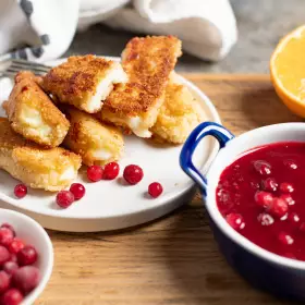 Жареный сыр с брусничным соусом