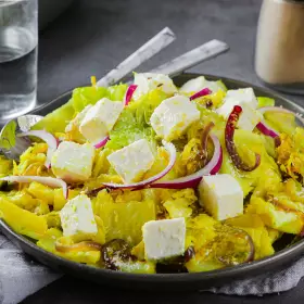 Салат с капустой, сыром и имбирём