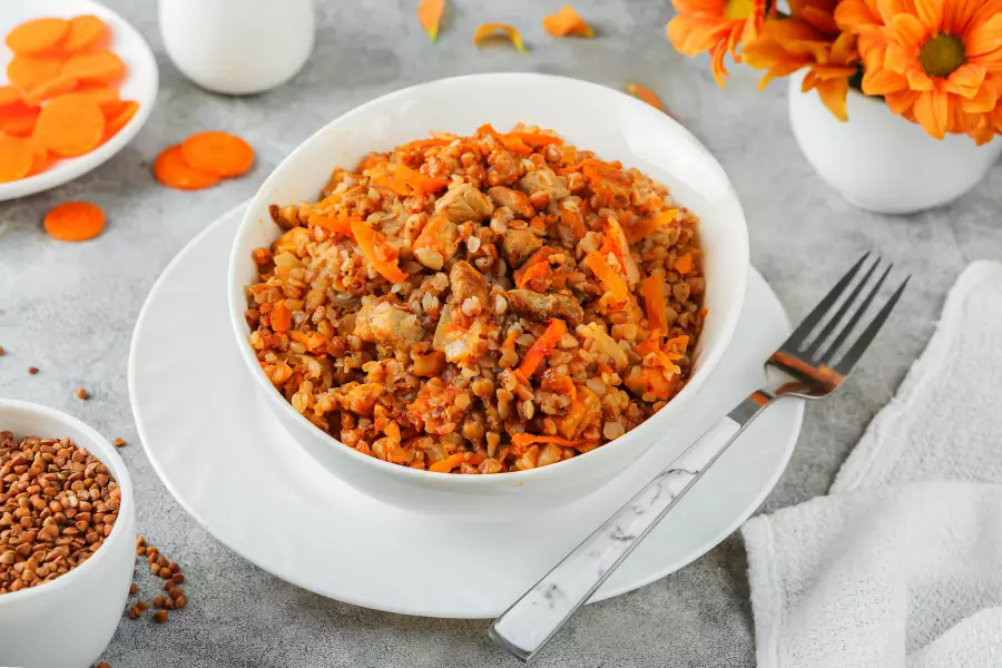 Готовое блюдо гречка по-купечески со свининой