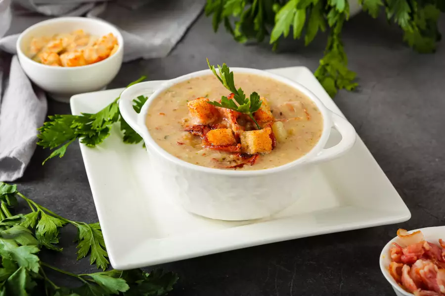 Готовое блюдо картофельный суп с беконом